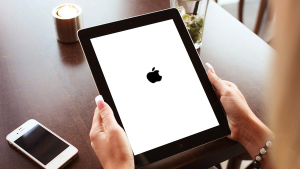 iPad coincé sur le logo Apple